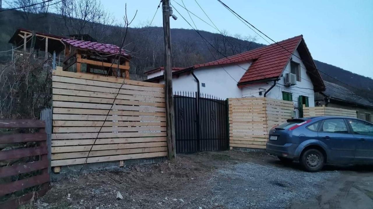 Andrei Sasca Montană Exterior foto